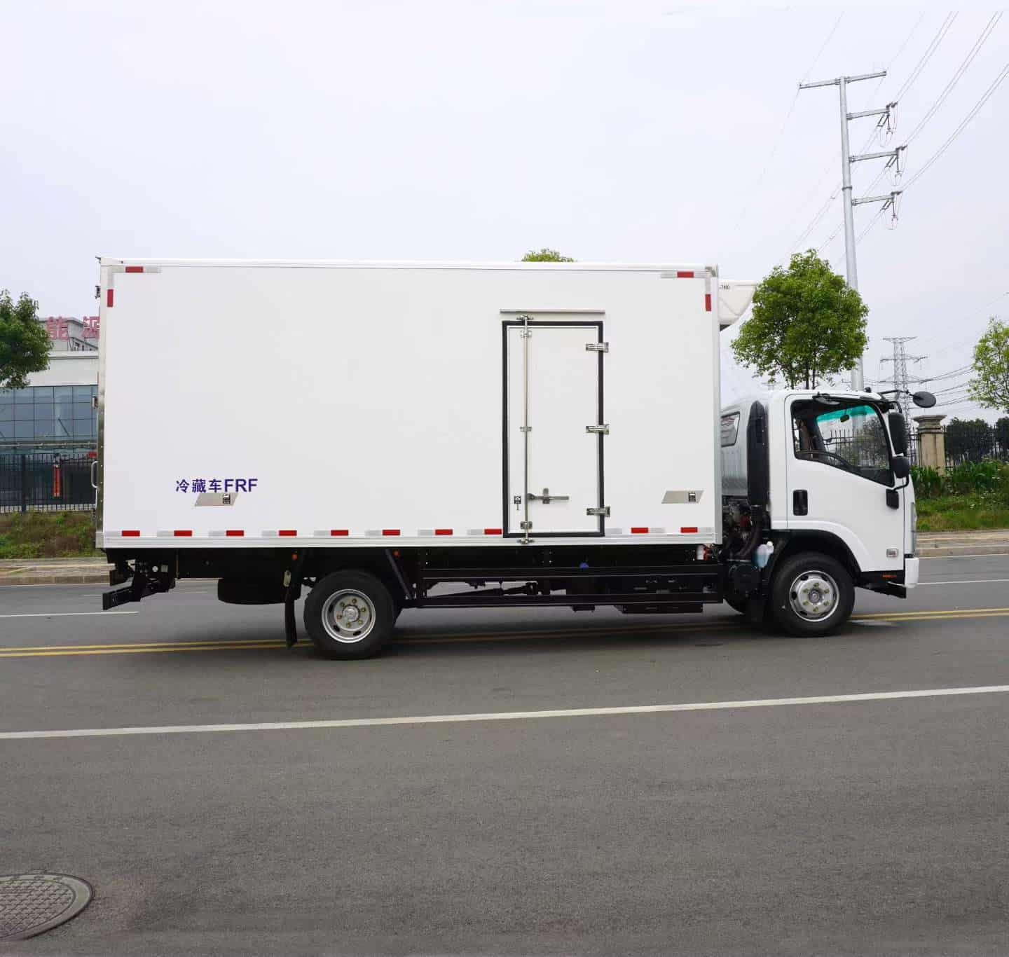 Isuzu 5.2-meter refrigerated truck