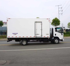 Isuzu 5.2-meter refrigerated truck