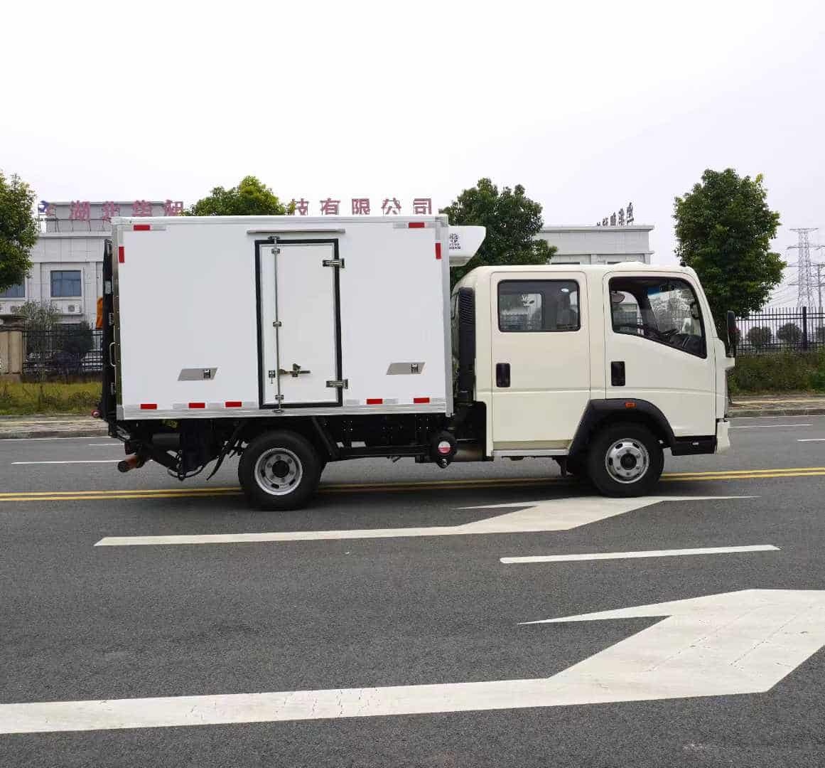 Heavy duty double row refrigerated truck
