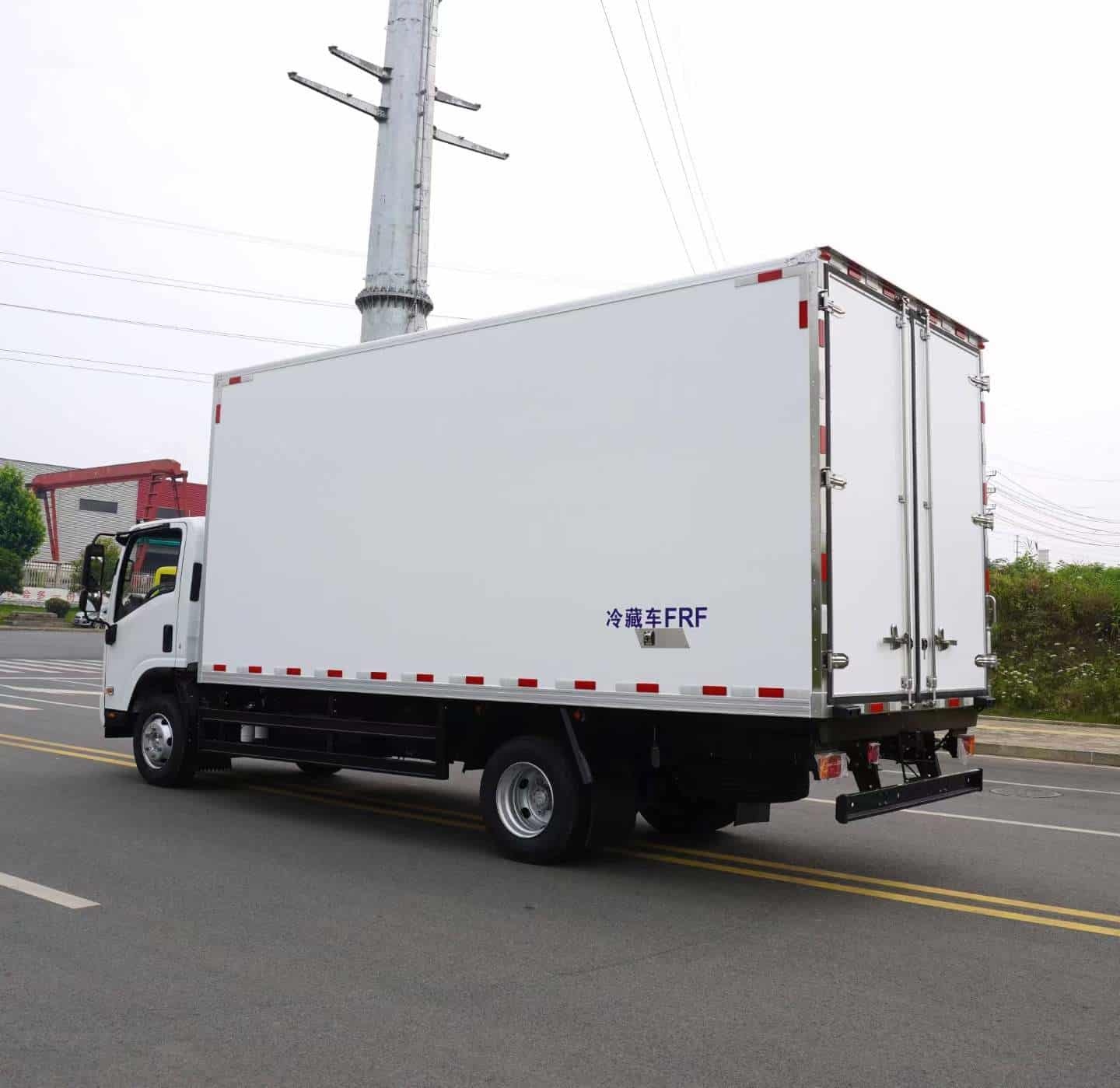 Isuzu 5.2-meter refrigerated truck