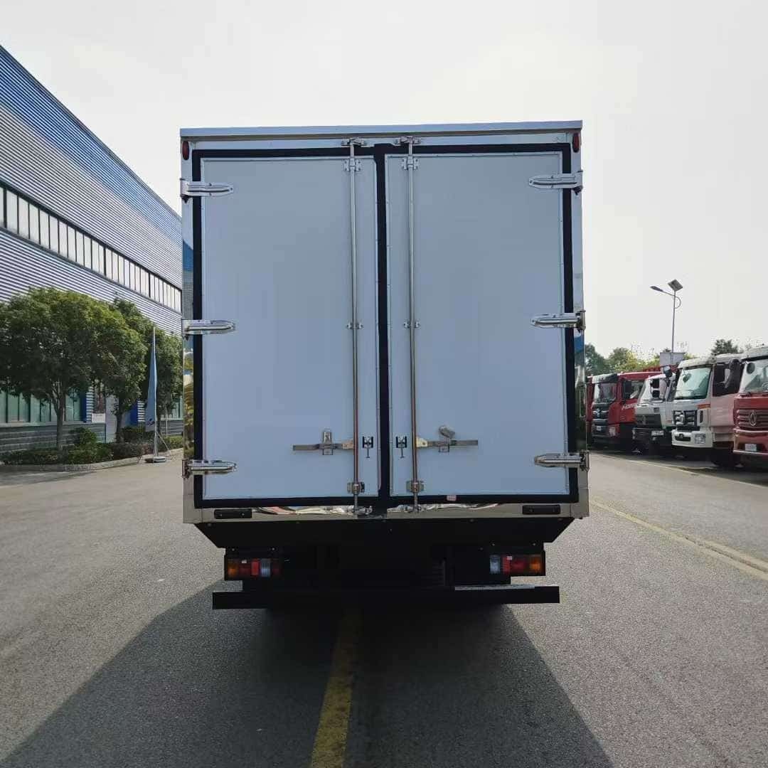 Isuzu KV600 5.2-meter refrigerated truck