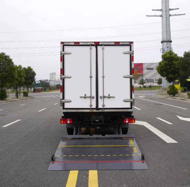 Heavy duty double row refrigerated truck