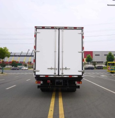 Isuzu 5.2-meter refrigerated truck