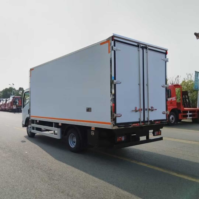 Isuzu KV600 5.2-meter refrigerated truck
