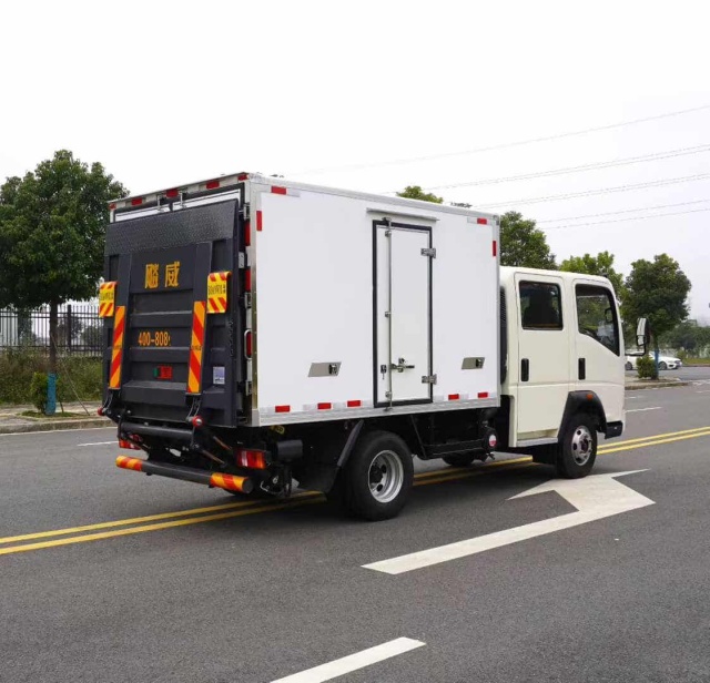 Heavy duty double row refrigerated truck