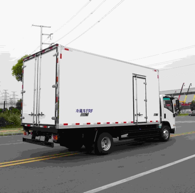 Isuzu 5.2-meter refrigerated truck