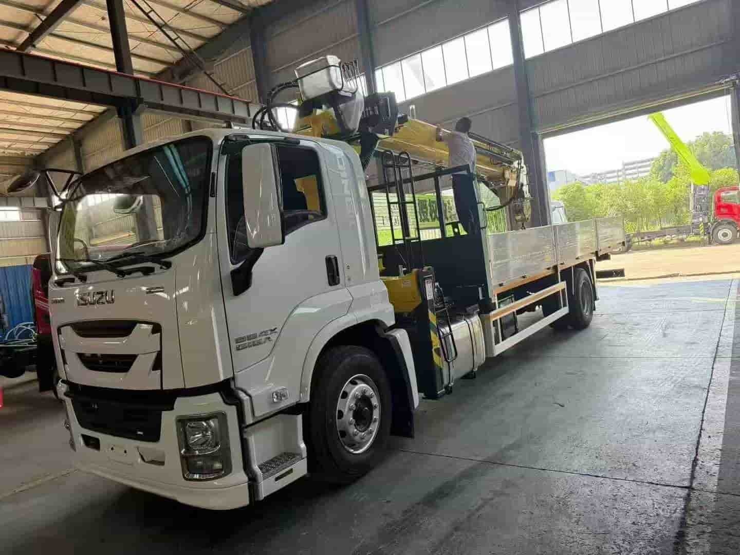 Isuzu 12 ton 5-section arm truck mounted crane export version with pile driver