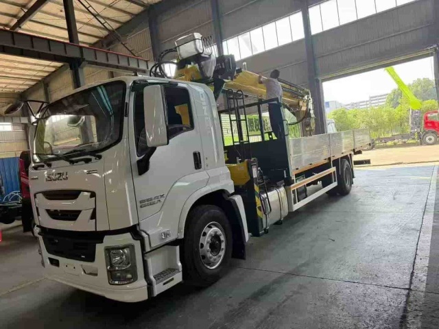 Isuzu 12 ton 5-section arm truck mounted crane export version with pile driver