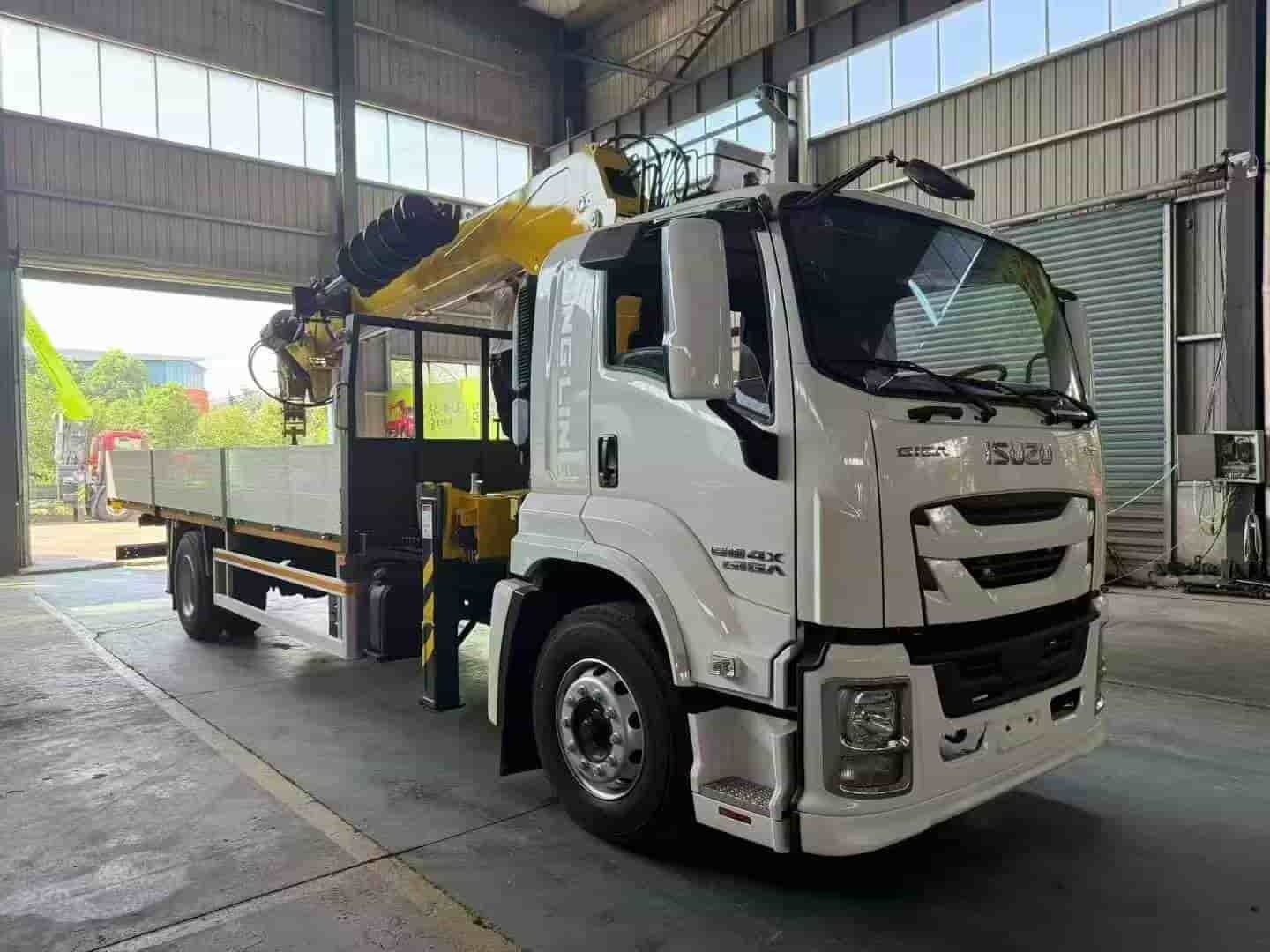 Isuzu 12 ton 5-section arm truck mounted crane export version with pile driver