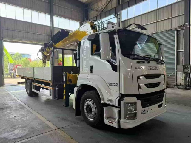 Isuzu 12 ton 5-section arm truck mounted crane export version with pile driver