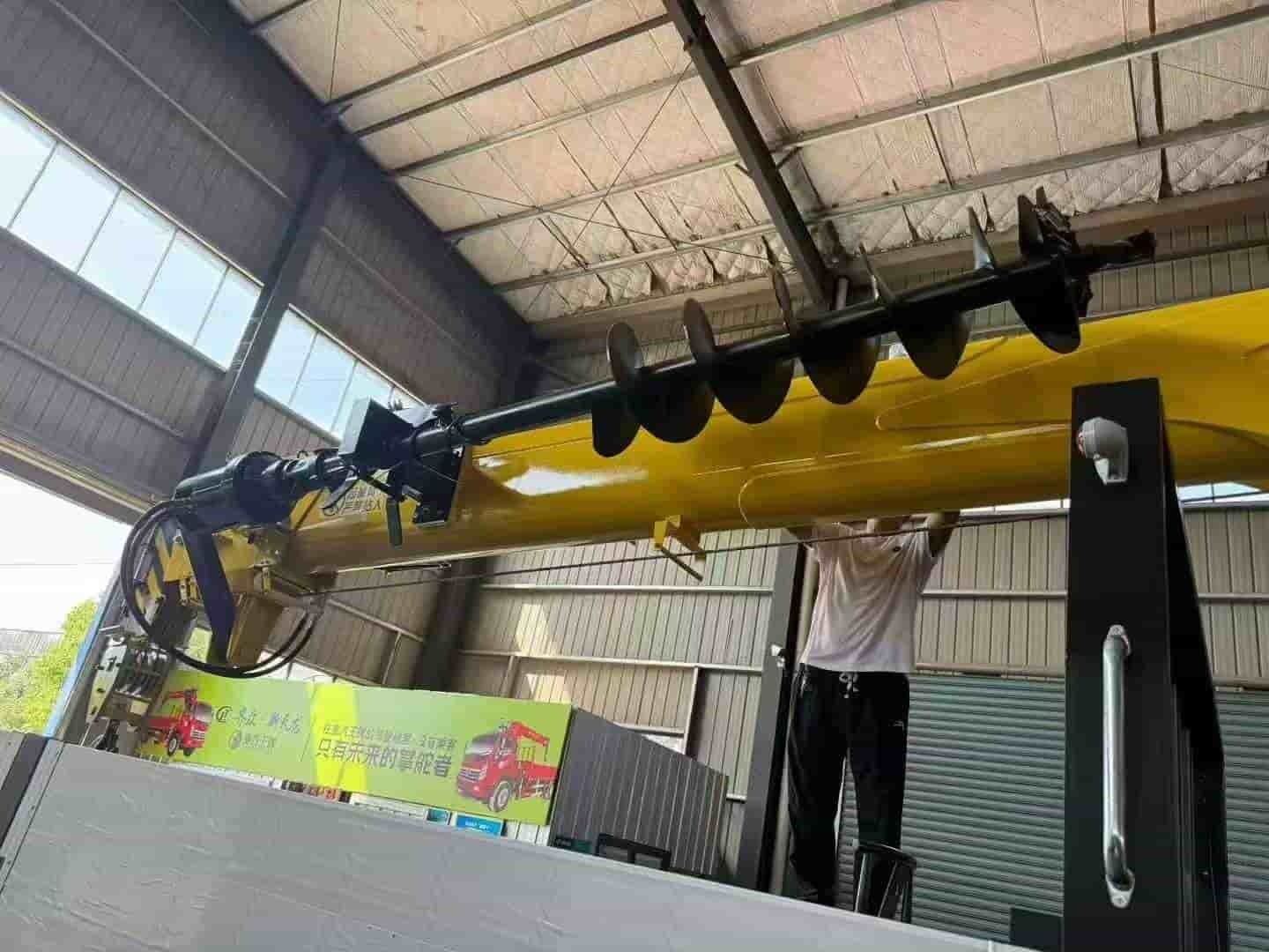 Isuzu 12 ton 5-section arm truck mounted crane export version with pile driver