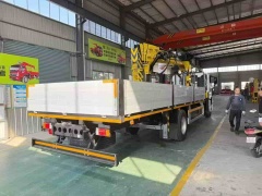 Isuzu 12 ton 5-section arm truck mounted crane export version with pile driver