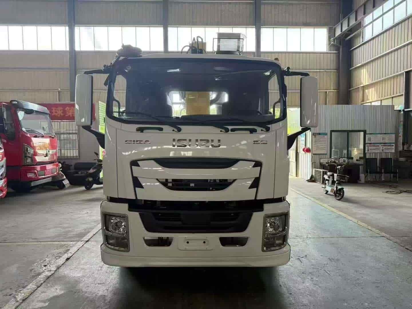 Isuzu 12 ton 5-section arm truck mounted crane export version with pile driver