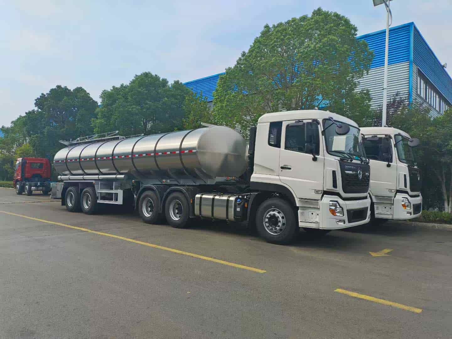 Semi trailer fresh milk transport truck
