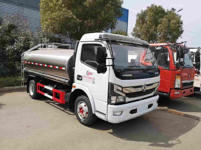 Dongfeng Kaipu 4x2 4500 liter stainless steel milk transport tanker with insulation function.