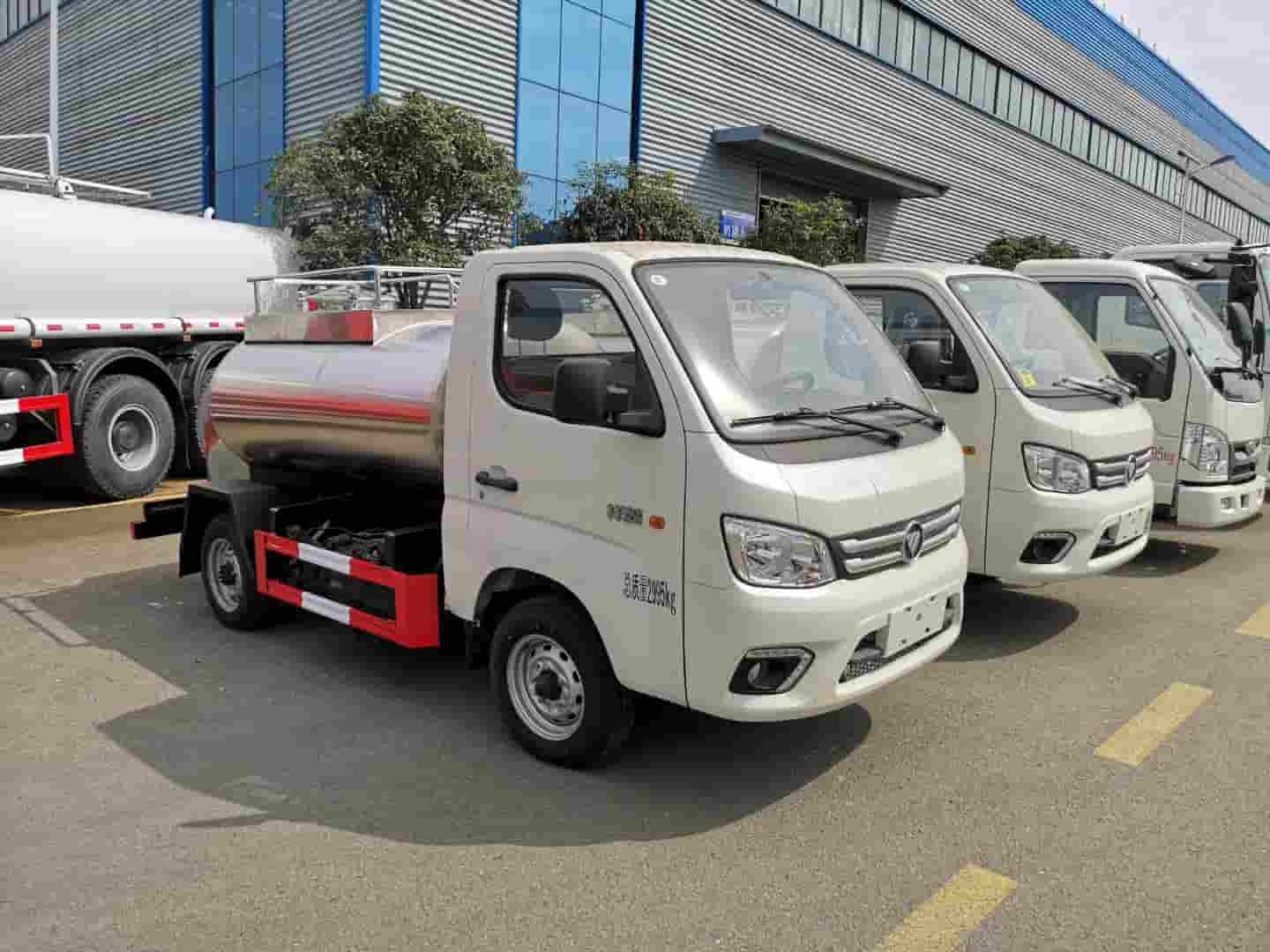Futian Xiangling M1 4x2 1500 liter stainless steel milk transport tank truck