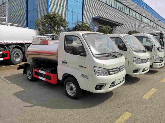 Futian Xiangling M1 4x2 1500 liter stainless steel milk transport tank truck