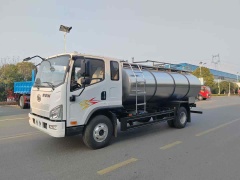 Liberate a 6-ton fresh milk transport truck