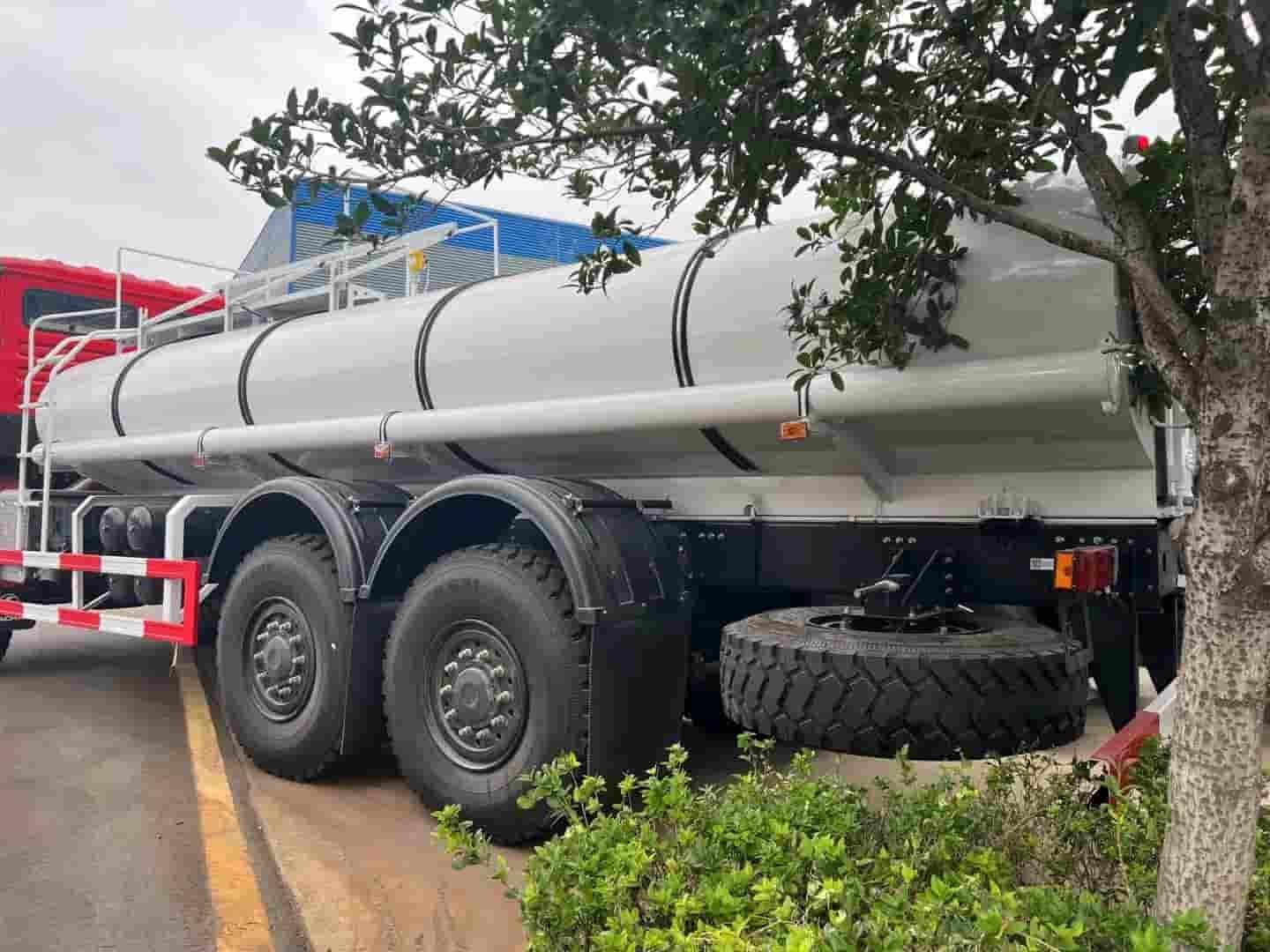SHACMAN Fresh Milk Transport Vehicle