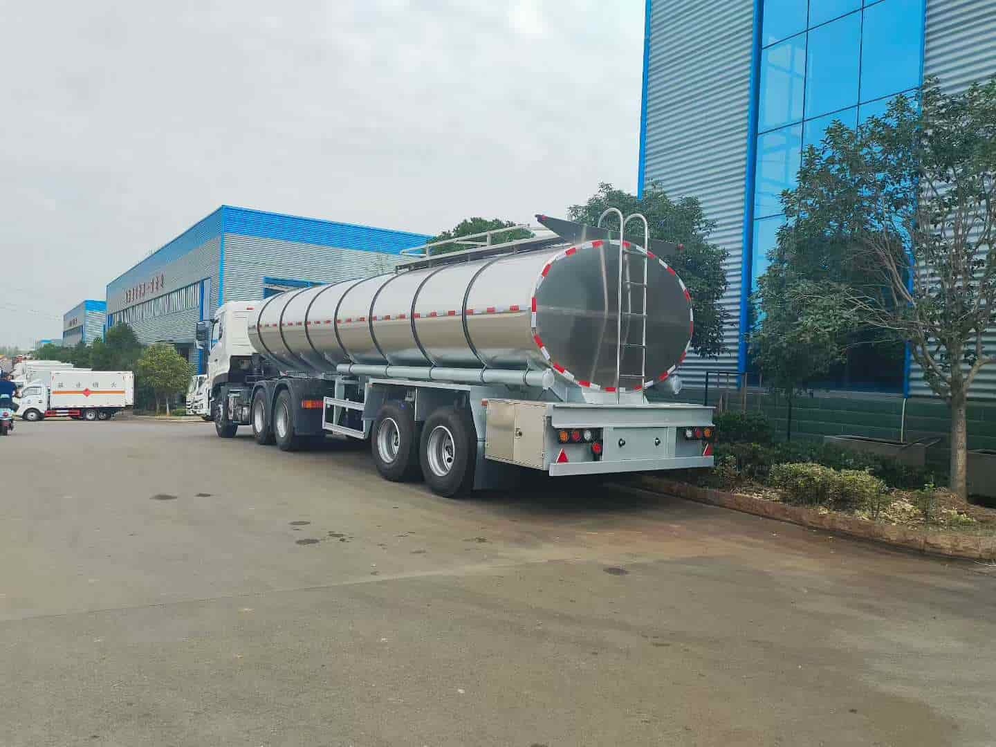 Semi trailer fresh milk transport truck