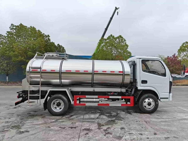 Dongfeng 5-ton fresh milk transport truck