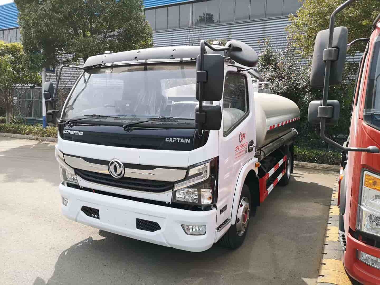 Dongfeng Kaipu 4x2 4500 liter stainless steel milk transport tanker with insulation function.