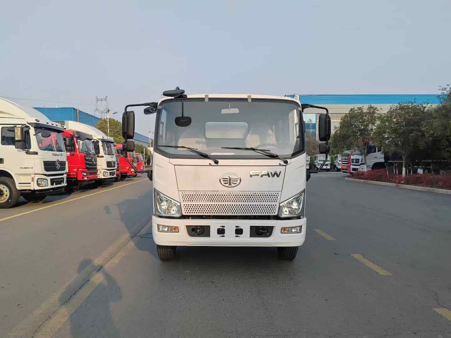 Liberate a 6-ton fresh milk transport truck