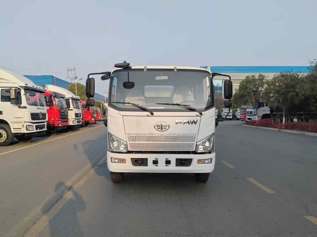 Liberate a 6-ton fresh milk transport truck
