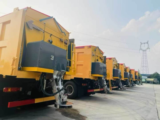 Heavy Duty Truck HOWO Snow Removal Vehicle