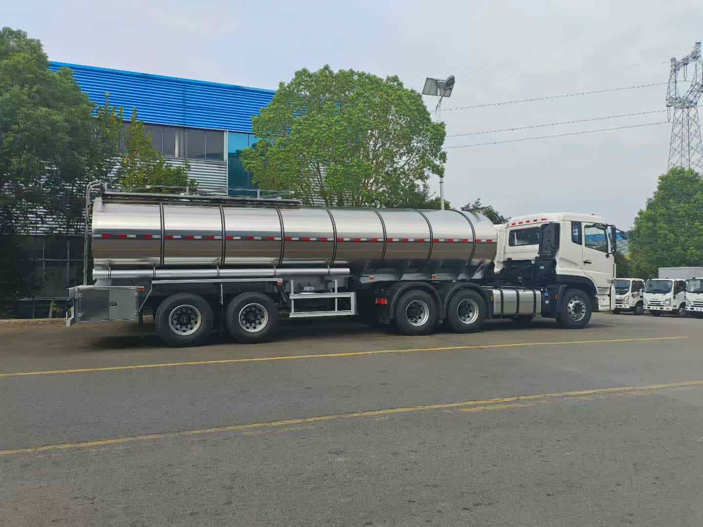 Semi trailer fresh milk transport truck