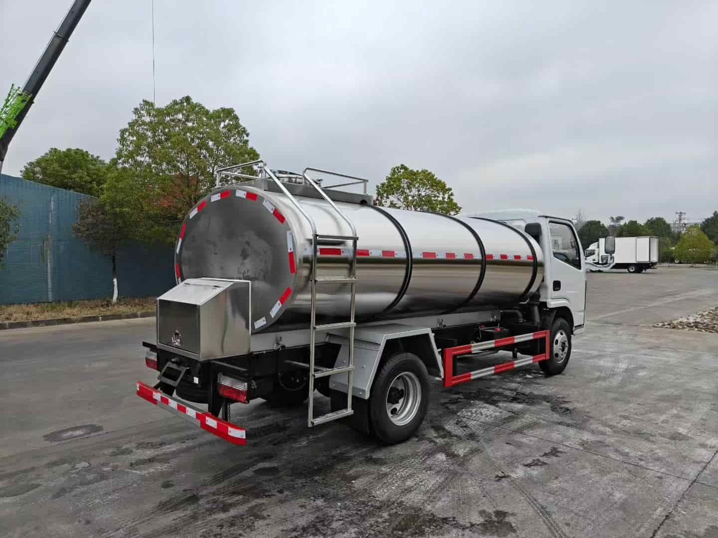Dongfeng 5-ton fresh milk transport truck