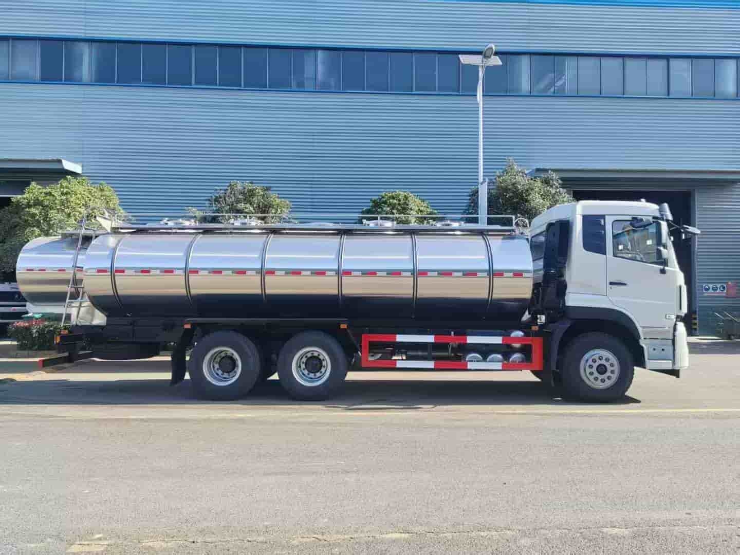 Dongfeng 6 × 4 Fresh Milk Transport Vehicle
