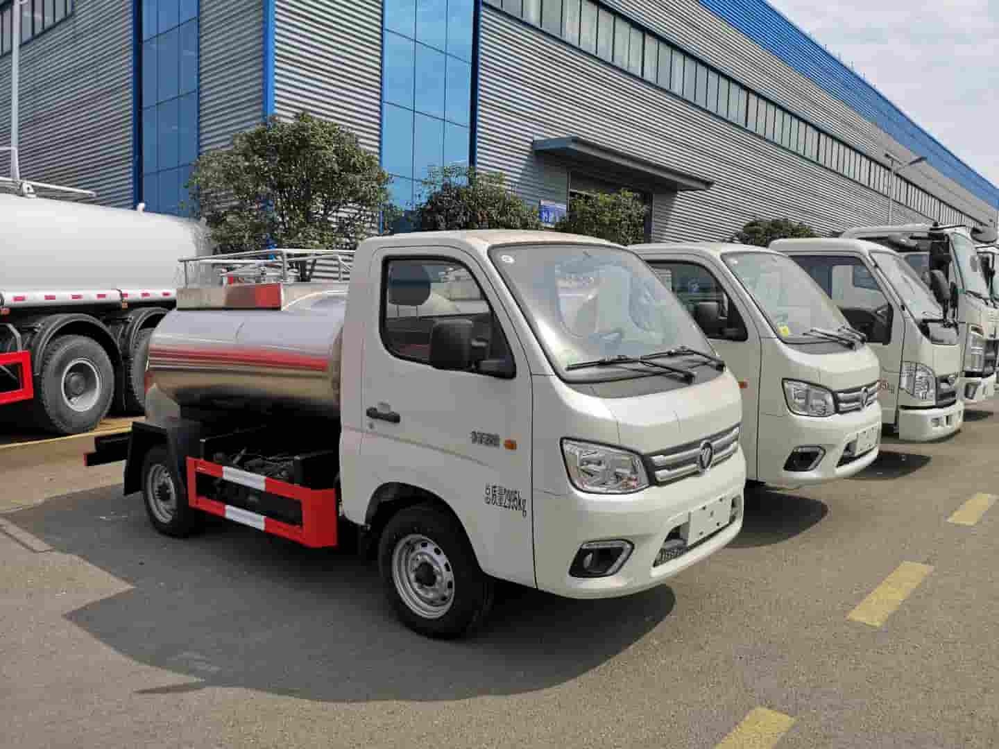 Futian Xiangling M1 4x2 1500 liter stainless steel milk transport tank truck