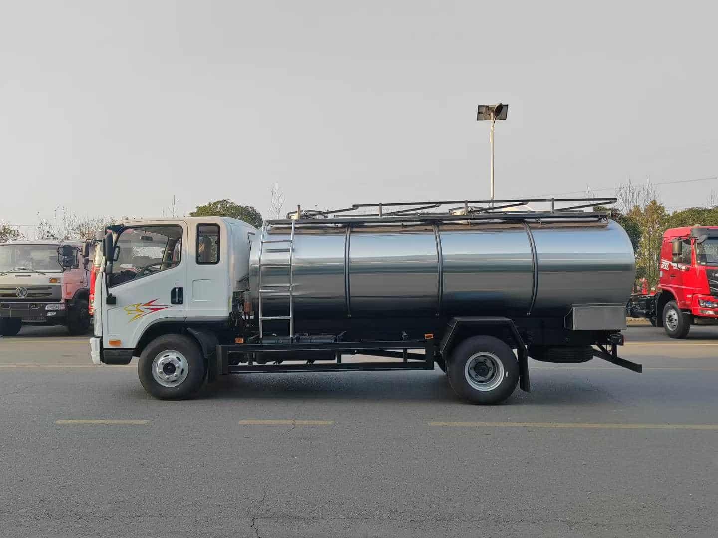 Liberate a 6-ton fresh milk transport truck