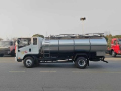 Liberate a 6-ton fresh milk transport truck