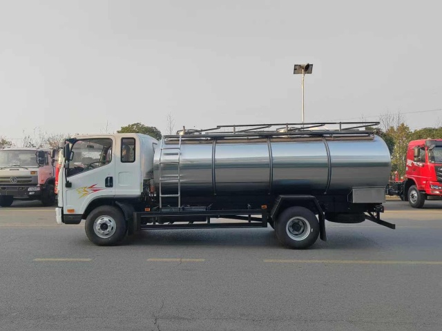 Liberate a 6-ton fresh milk transport truck