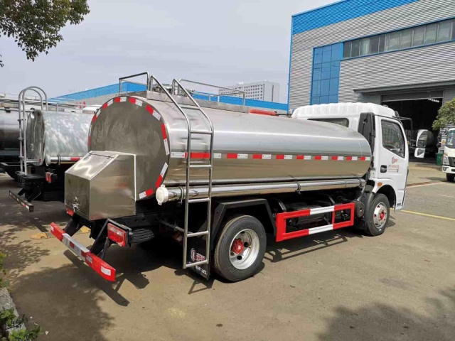 Dongfeng Kaipu 4x2 4500 liter stainless steel milk transport tanker with insulation function.