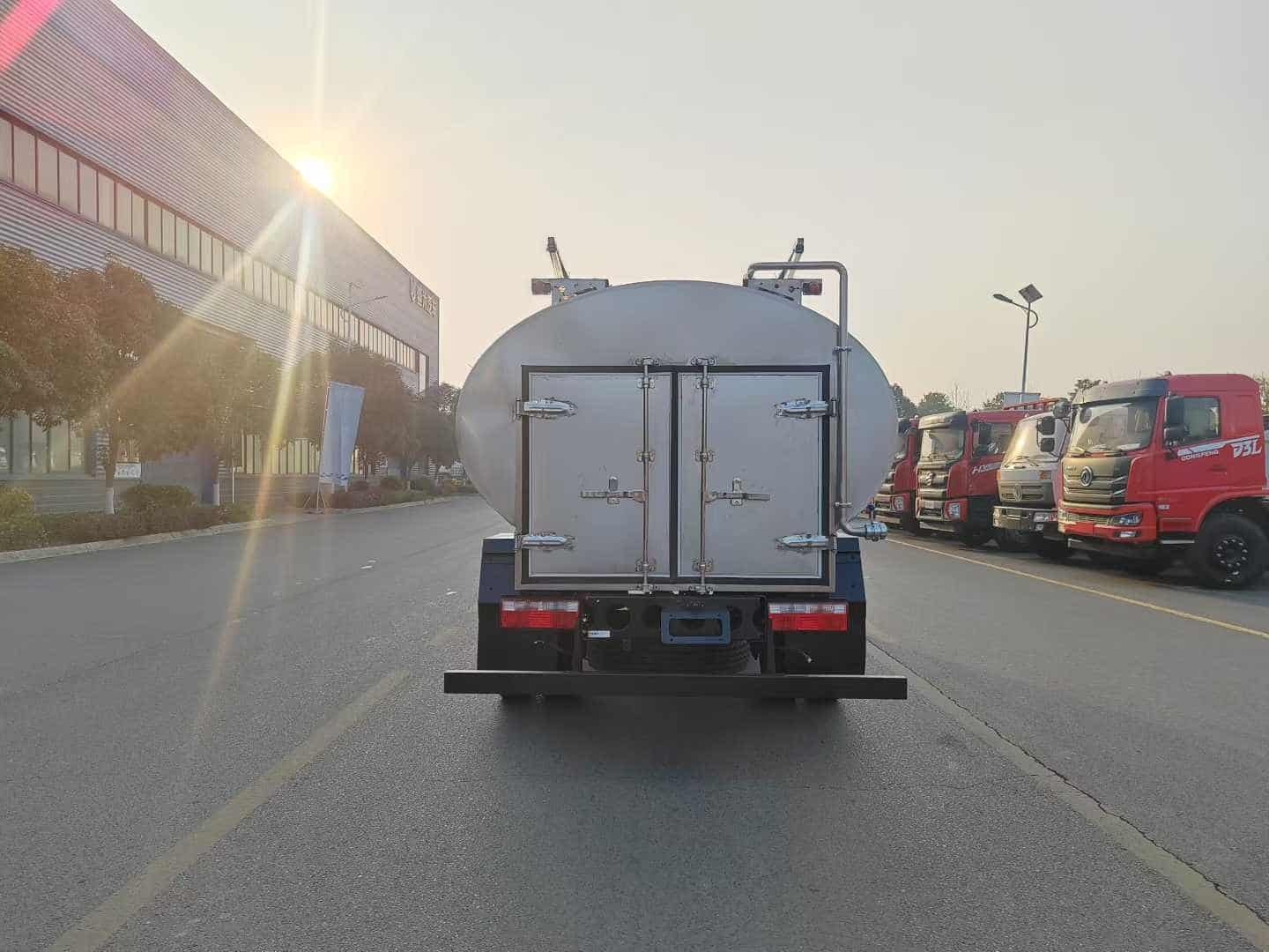 Liberate a 6-ton fresh milk transport truck