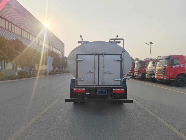 Liberate a 6-ton fresh milk transport truck
