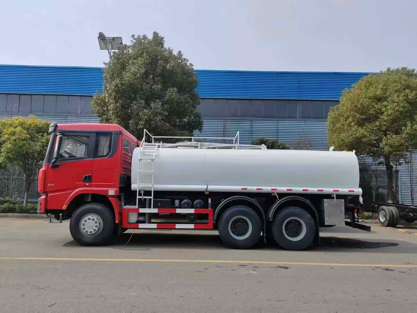 SHACMAN Fresh Milk Transport Vehicle