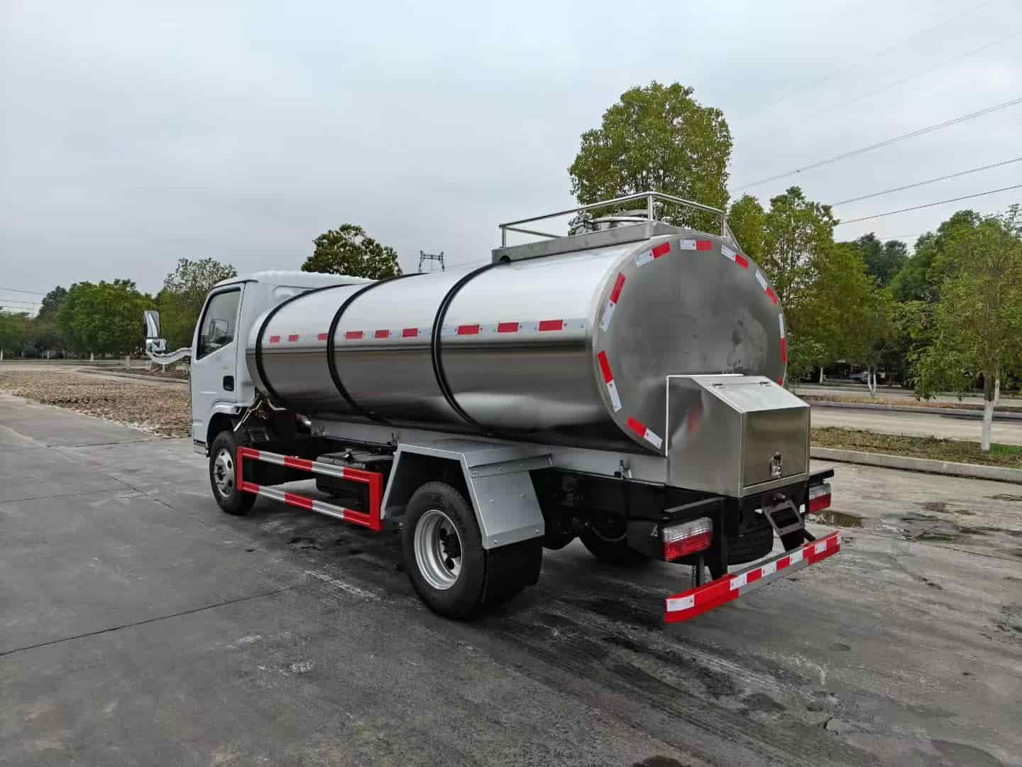 Dongfeng 5-ton fresh milk transport truck