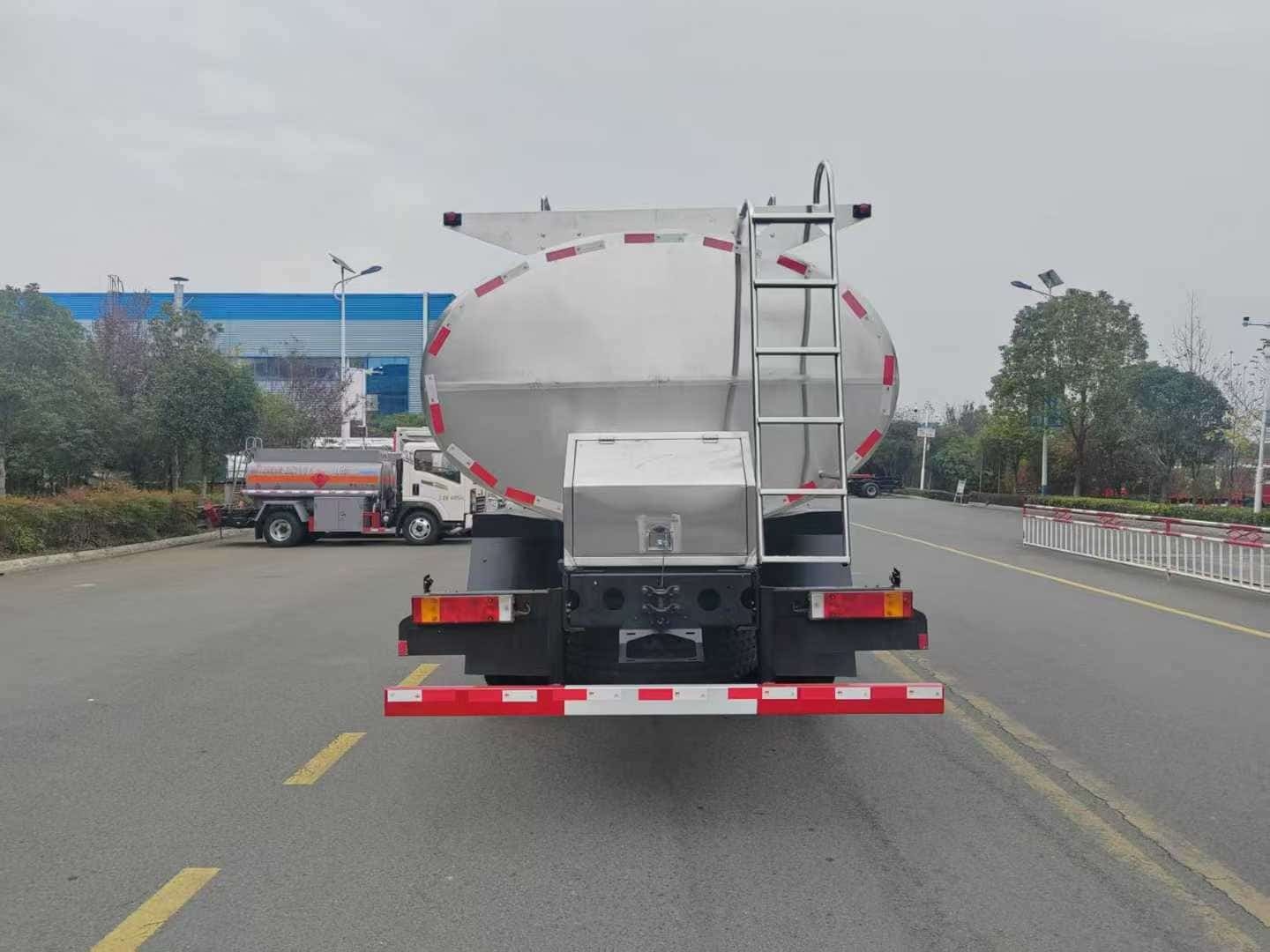 Dongfeng 6 × 4 Fresh Milk Transport Vehicle