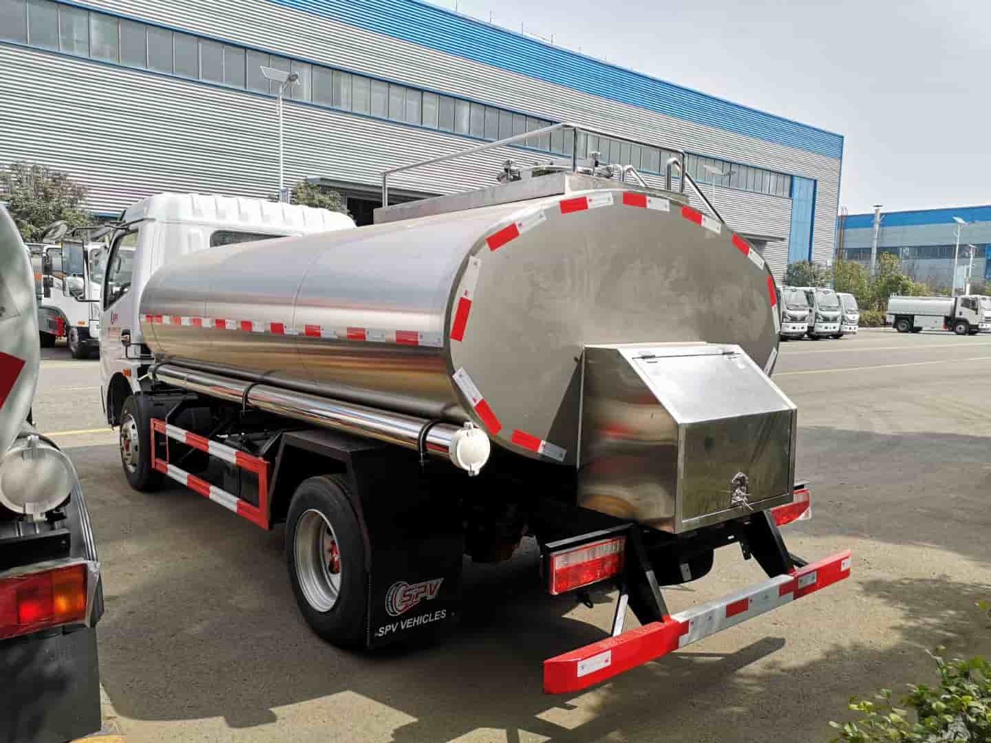 Dongfeng Kaipu 4x2 4500 liter stainless steel milk transport tanker with insulation function.