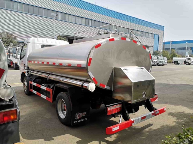 Dongfeng Kaipu 4x2 4500 liter stainless steel milk transport tanker with insulation function.