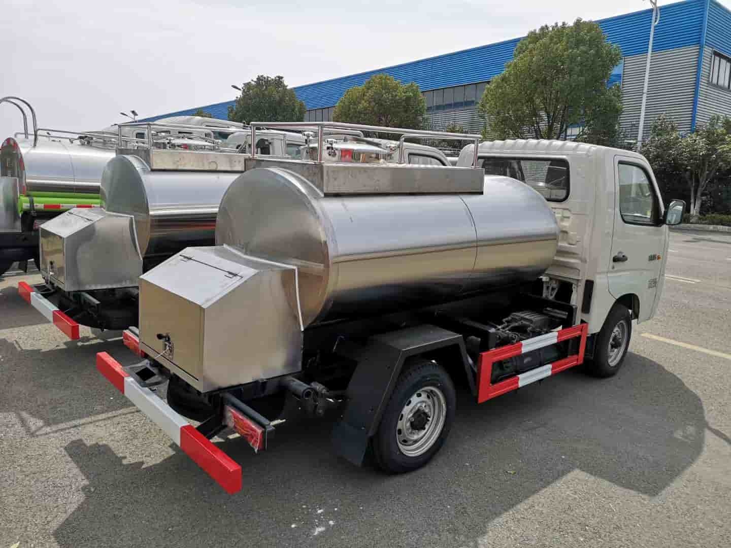 Futian Xiangling M1 4x2 1500 liter stainless steel milk transport tank truck