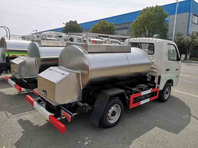 Futian Xiangling M1 4x2 1500 liter stainless steel milk transport tank truck