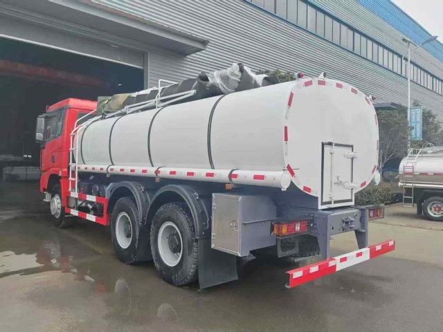SHACMAN Fresh Milk Transport Vehicle