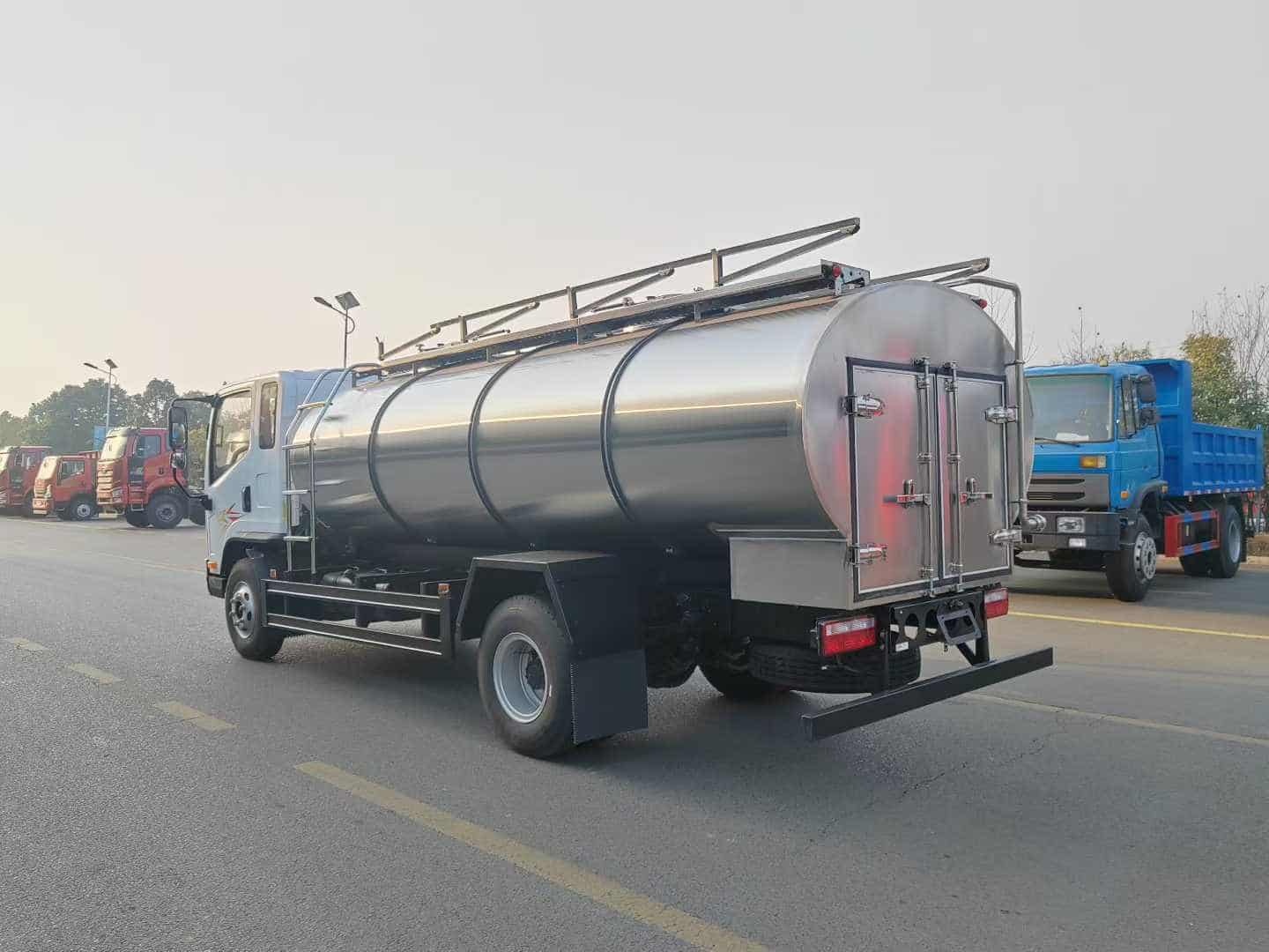 Liberate a 6-ton fresh milk transport truck