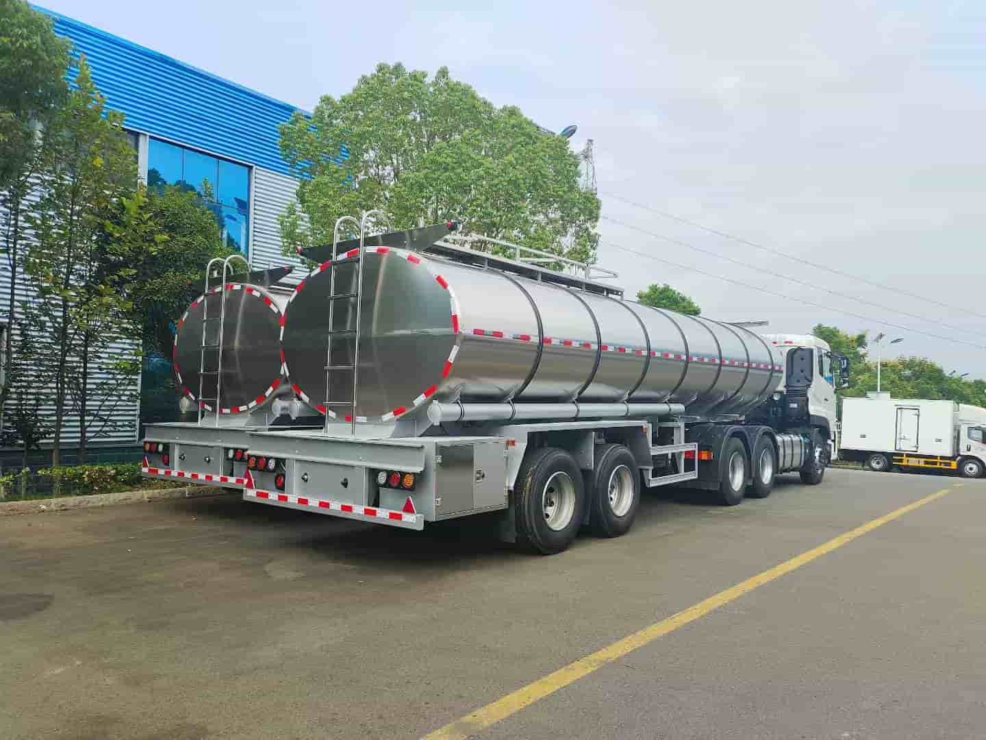 Semi trailer fresh milk transport truck