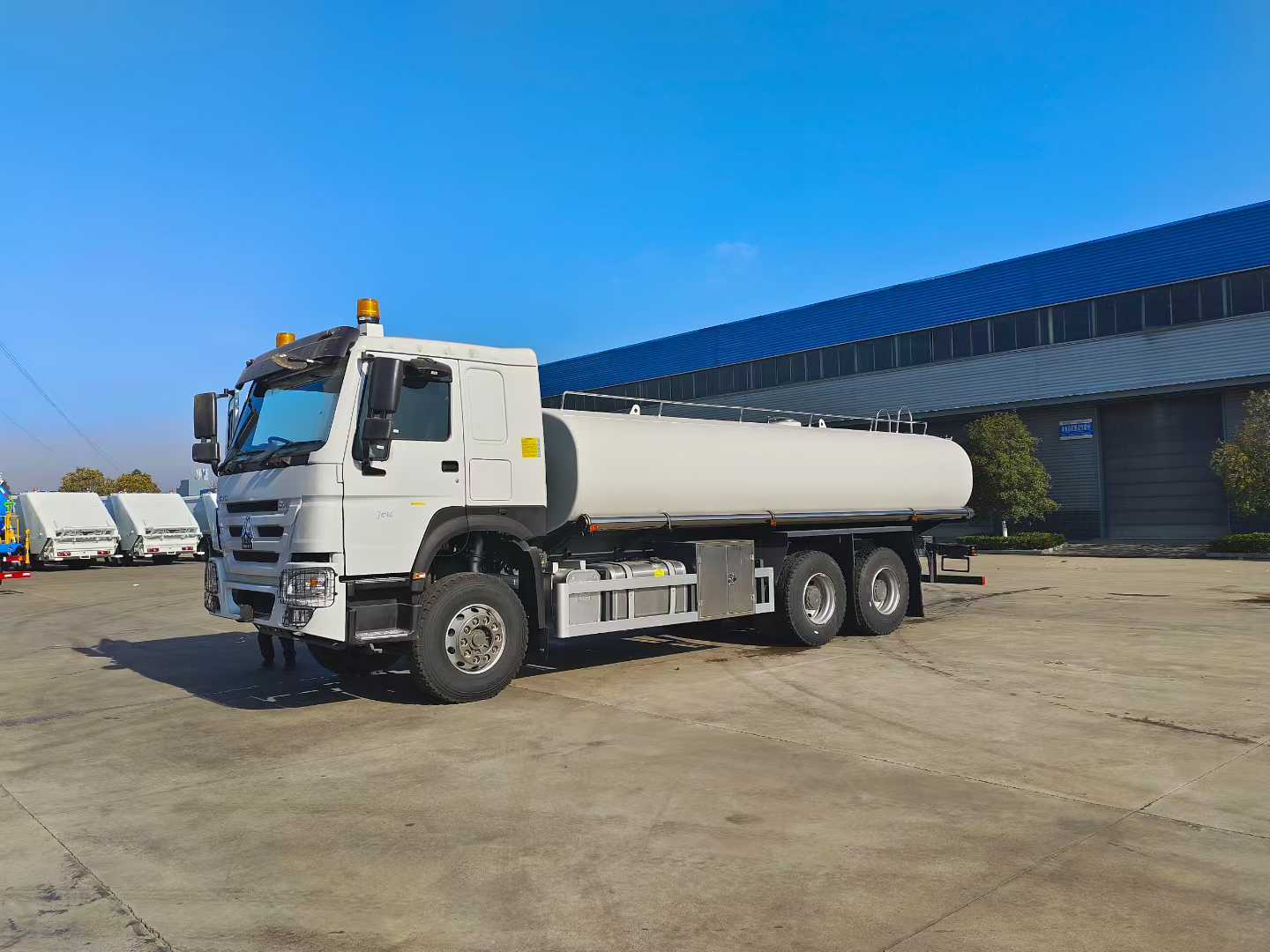 Heavy Duty Truck 6 × 4 Fresh Milk Transport Vehicle